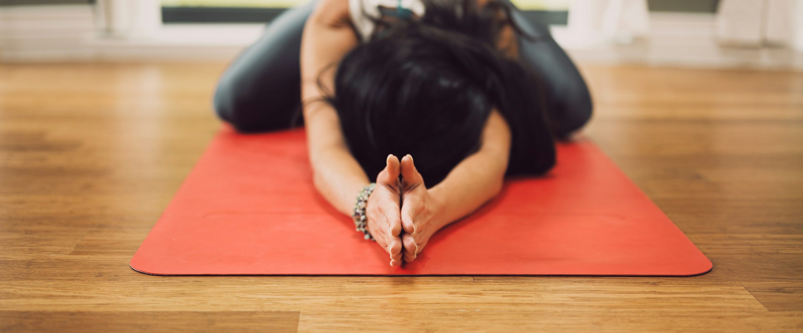 Práctica de yoga consciente, relajación y presencia en la esterilla