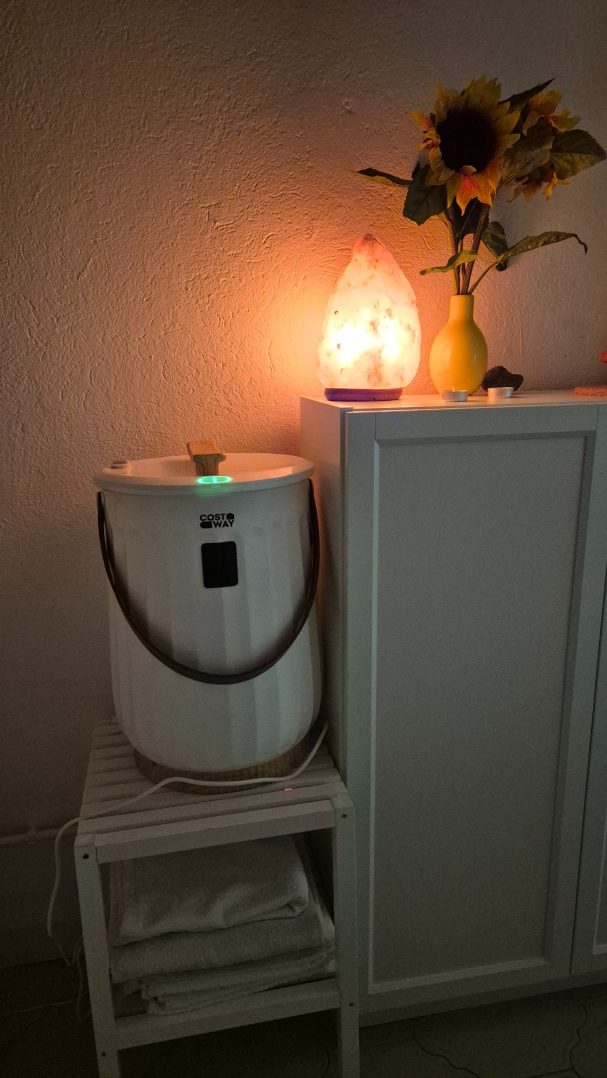 Detalle de la sala de masajes con calentador de toallas y lámpara de sal
