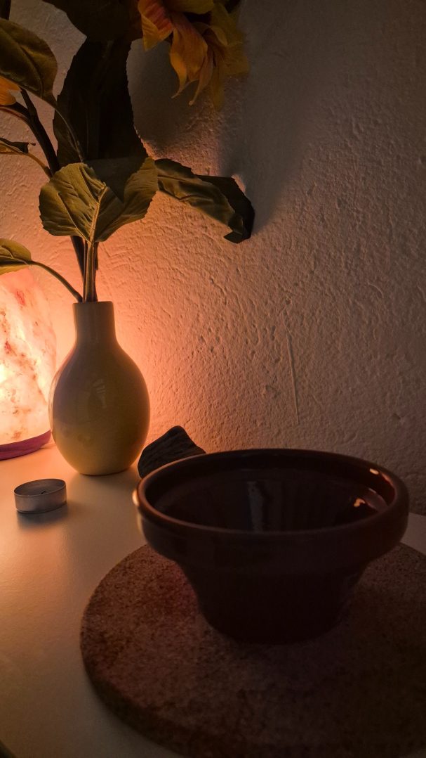 Ambiente cálido y relajante en la sala de tratamientos de Alquimia en Clave Rural